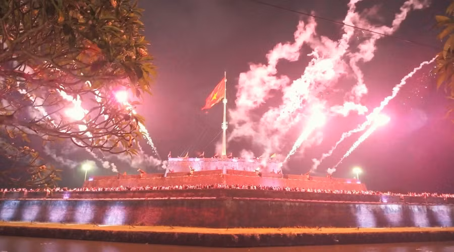 Màn bắn hỏa pháo súng thần công tại Kỳ đài Huế vừa được thông báo tạm hoãn. 