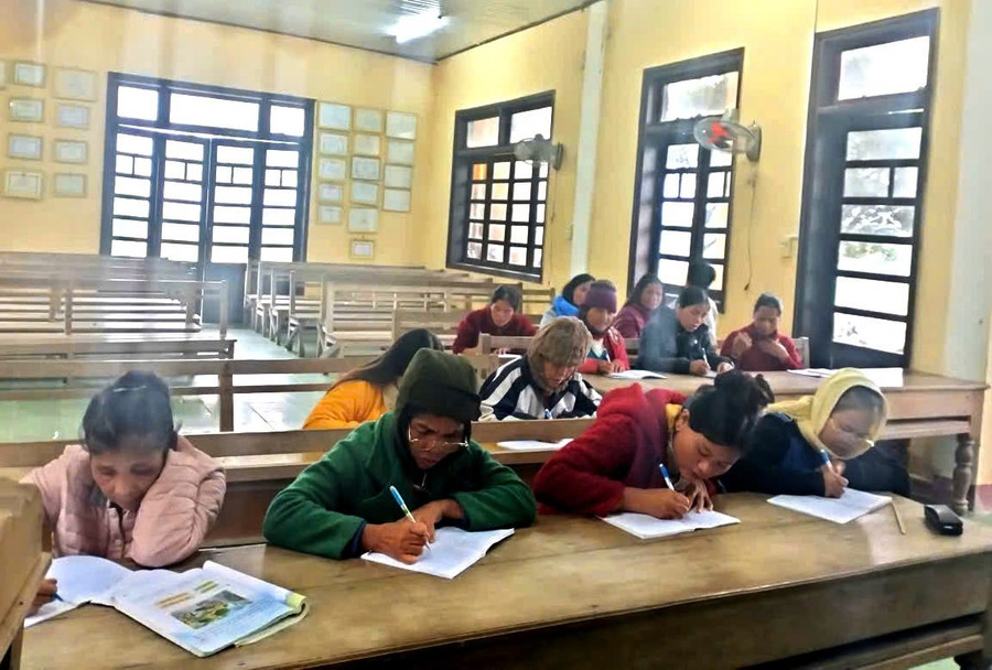 Một lớp xóa mù chữ với 12 học viên tại xã A Lưới 4 (TP Huế) đang học vào cuối tháng 11/2025.