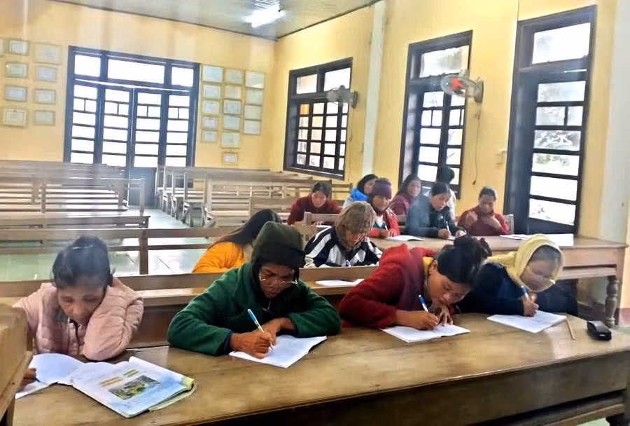 Một lớp xóa mù chữ với 12 học viên tại xã A Lưới 4 (TP Huế) đang học vào cuối tháng 11/2025.