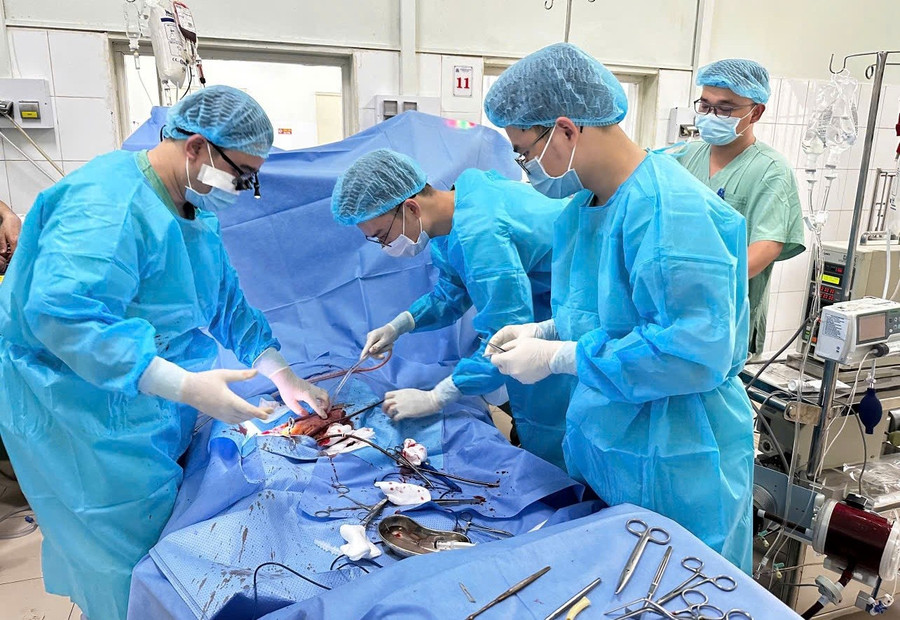 Các y bác sĩ Bệnh viện Trung ương Huế dùng kỹ thuật ECMO cứu sống bệnh nhi bị sốc tim nguy kịch tính mạng.