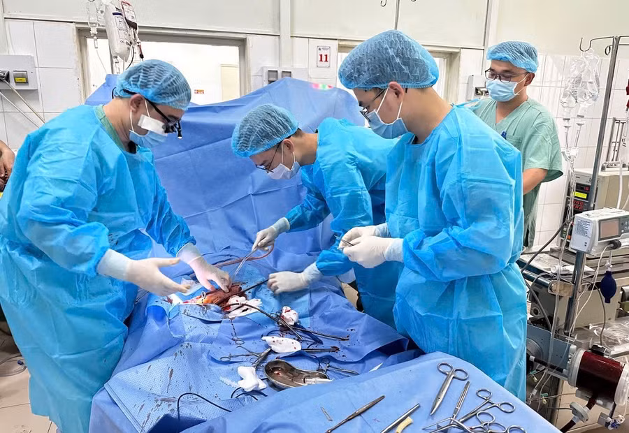 Các y bác sĩ Bệnh viện Trung ương Huế dùng kỹ thuật ECMO cứu sống bệnh nhi bị sốc tim nguy kịch tính mạng.