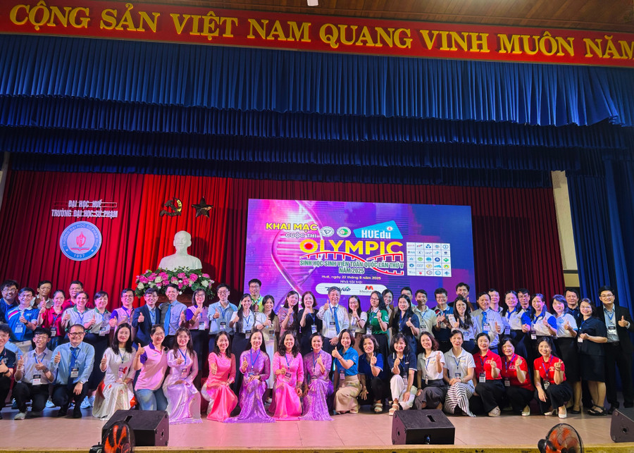 Các đội thi chụp ảnh lưu niệm cuối lễ khai mạc. btc-va-cac-doan-chup-anh-luu-niem.jpg