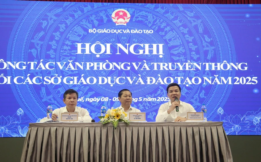 Thứ trưởng Bộ GD&ĐT Lê Tấn Dũng (ở giữa), Chánh Văn phòng Bộ GD&ĐT Trần Quang Nam (bên phải) và Giám đốc Sở GD&ĐT TP Huế Nguyễn Tân (bên trái) chủ trì Hội nghị. Ảnh: Hoàng Hải.