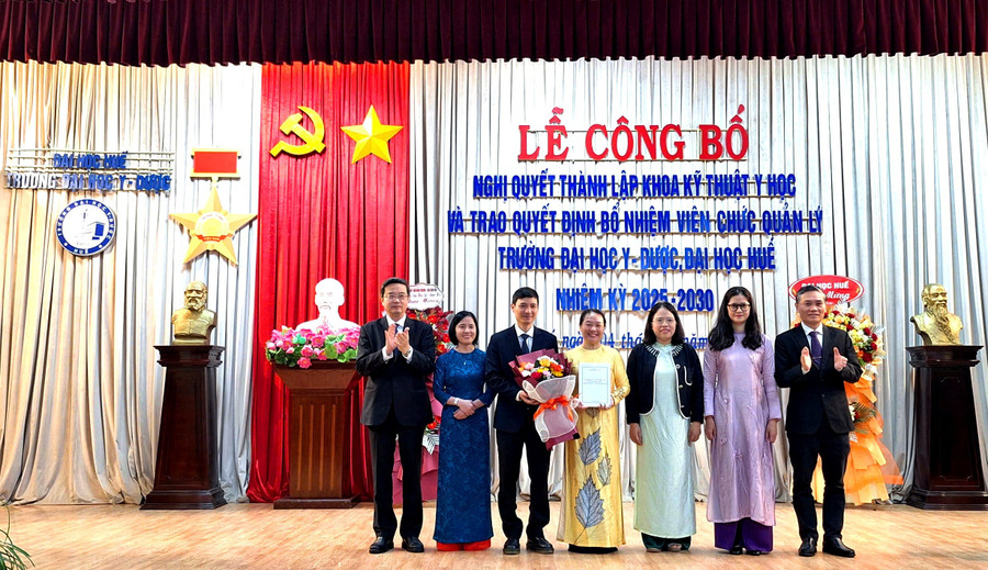 Trao công bố Nghị quyết thành lập Khoa Kỹ thuật Y học thuộc Trường Đại học Y Dược Huế.