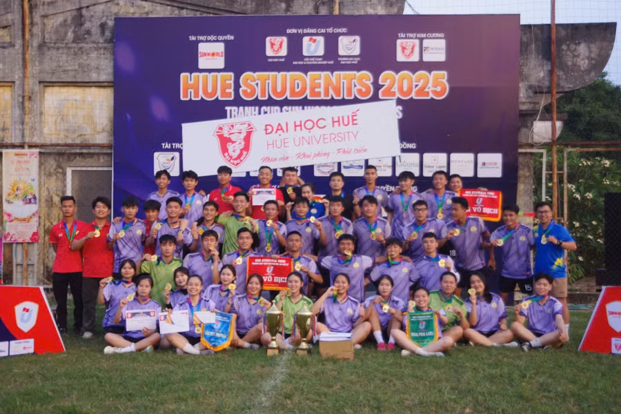 Đội bóng đá nam và nữ của Trường Đại học Luật, Đại học Huế xuất sắc giành chức vô địch nam và nữ tại Giải bóng đá Sinh viên Huế 2025. 