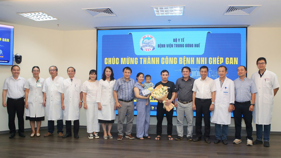 Tập thể lãnh đạo, các khoa, y bác sĩ chụp ảnh chúc mừng thành công ca ghép gan cho bệnh nhi 15 tháng tuổi. (Ảnh: BVTUH) 3.jpg