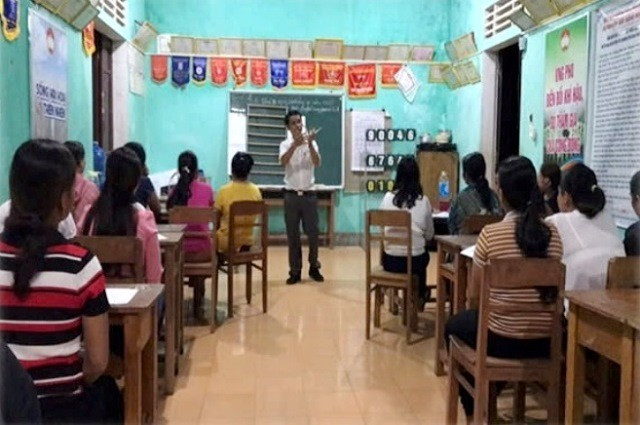 Lớp học XMC do thầy Tô Chỉnh đứng lớp, dạy nhiều đồng bào dân tộc thiểu số Cơ Tu ở vùng Nam Đông, TP Huế.