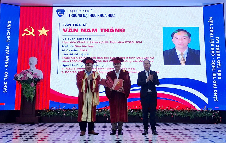 PGS.TS Võ Thanh Tùng, Hiệu trưởng Trường ĐH Khoa học Huế (trái) trao bằng cho tân tiến sĩ năm 2025.
