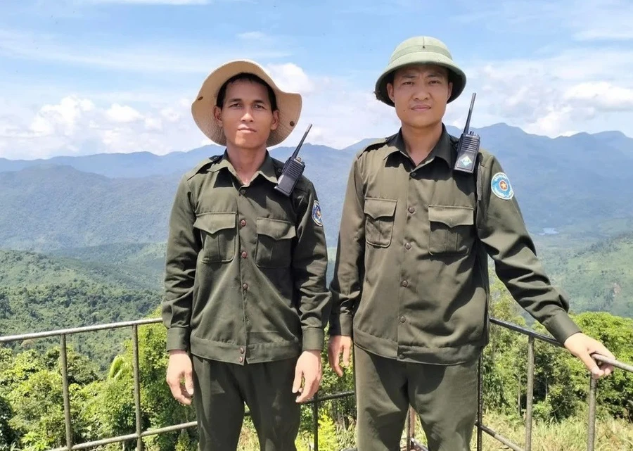 2 cán bộ bảo vệ rừng thuộc Trạm Quản lý bảo vệ rừng Phong Xuân chở nữ sinh đi xuyên rừng, xuyên đêm về nhà an toàn. (Ảnh: BQLRPHBSH)