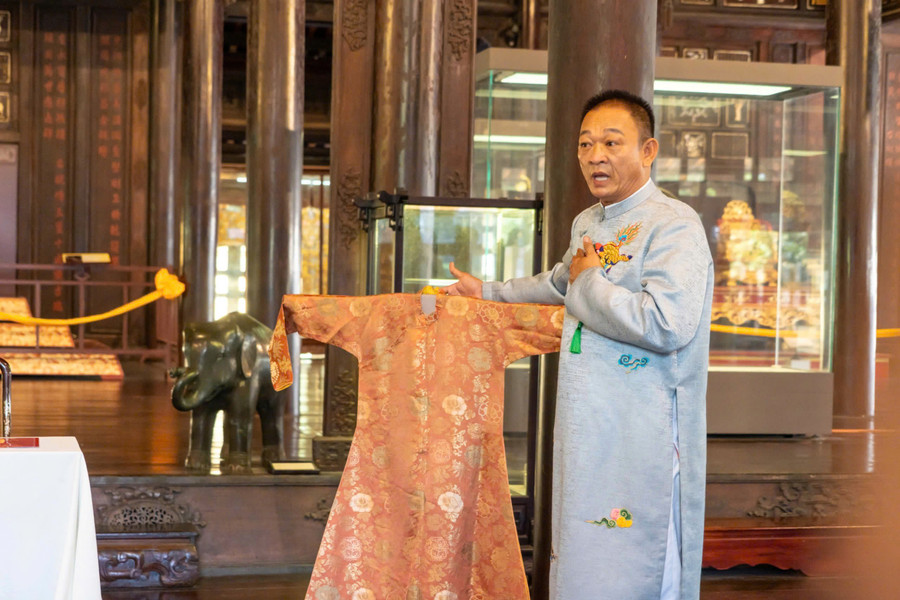 Ông Phạm Xuân Cương - người được bà Công Tôn Nữ Kim Chi ủy quyền, giới thiệu về chiếc áo dài quý tại buổi lễ. z6619719738570-8c59615305183b883b0b1400f8ebf45c.jpg