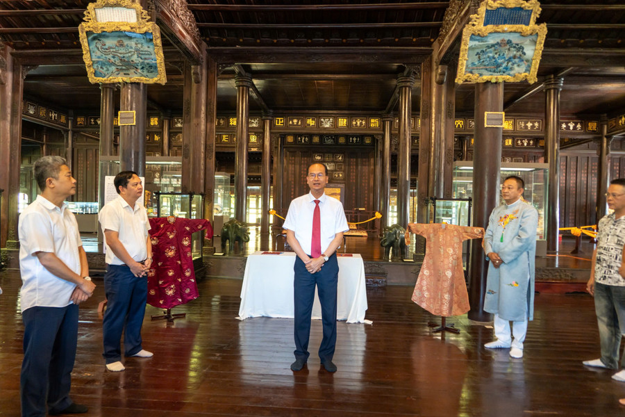 Ông Hoàng Việt Trung - Giám đốc Trung tâm Bảo tồn Di tích Cố đô Huế (giữa) phát biểu cảm ơn đến những người trao tặng. z6619719916926-2e8e5834050eada1d623d2cd4821aeee.jpg