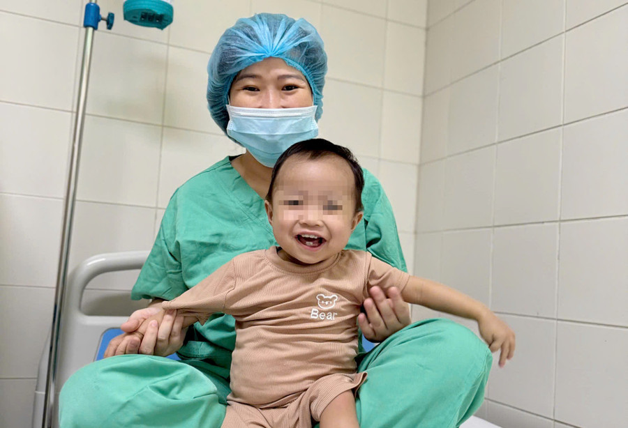 Cháu V.Q.H. là bệnh nhi nhỏ tuổi nhất ghép gan thành công tại Bệnh viện Trung ương Huế. 2.jpg