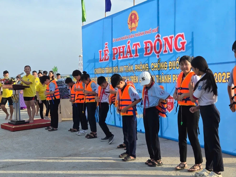 Học sinh được hướng dẫn cách mặc áo phao và các kỹ năng dưới nước tại Lễ phát động chương trình bơi an toàn, phòng chống đuối nước tại TP Huế. (Ảnh: Ngọc Minh)