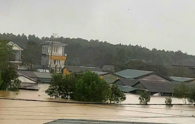 Khu vực chợ Phong Mỹ (phường Phong Điền, TP Huế) ngập đến gần nóc trong sáng 17/11.