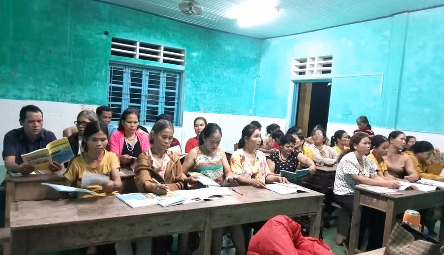 Nhiều lớp học xóa mù chữ tại vùng cao TP Huế được triển khai đồng bộ và mạnh mẽ, cùng với chính sách đặc thù, khiến cho việc đến lớp học của người dân thêm đông đảo.