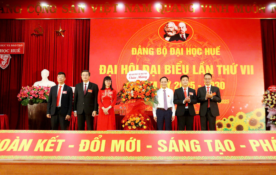 Ông Lê Đình Nghị, Phó trưởng Ban Tổ chức Đảng ủy, Vụ trưởng Vụ Tổ chức cán bộ Bộ GD&ĐT (áo trắng) tặng hoa chúc mừng Đại hội. 7.jpg