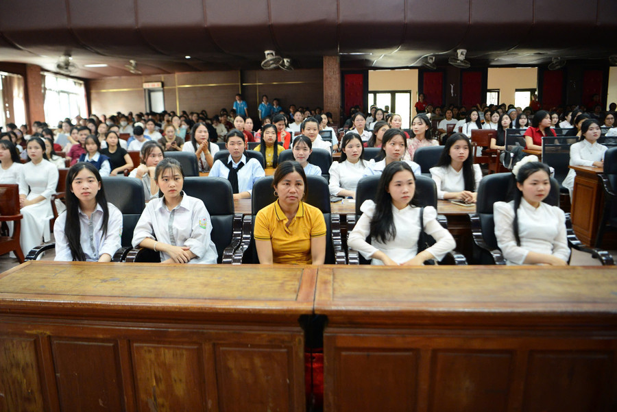 Thí sinh và phụ huynh tại lễ khai mạc kỳ thi. z6582951463047-cb5a191d06b06e33b300ba487da12a92.jpg