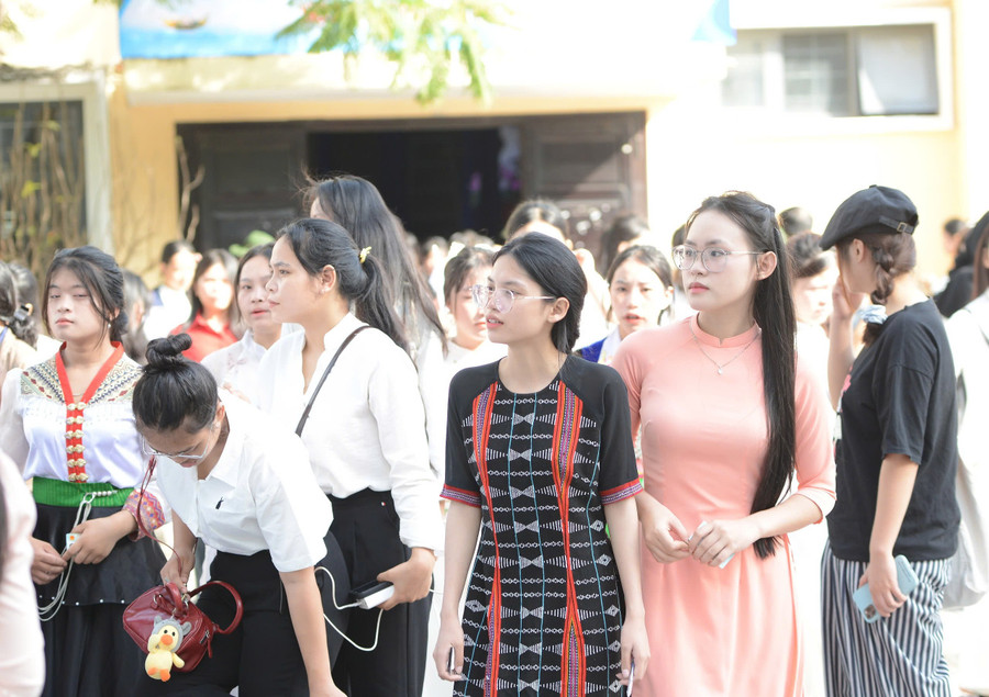 Nhiều sắc màu trang phục của thí sinh tại kỳ thi. z6582951378948-f5771096471040d7ab5248c7d087a048.jpg