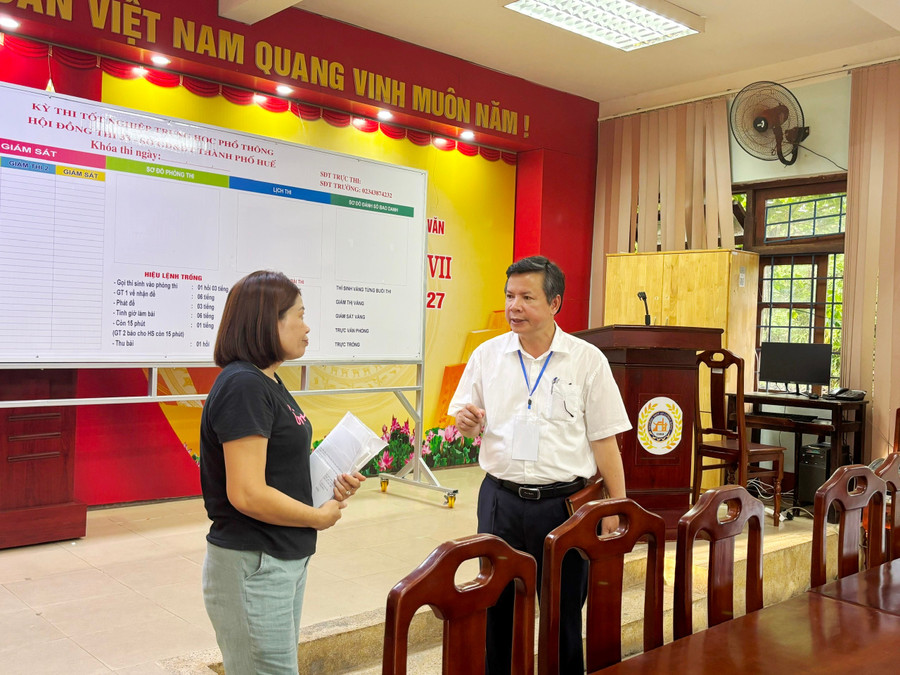 Ông Nguyễn Tân, Giám đốc Sở GD&ĐT TP Huế kiểm tra tại điểm thi Trường THPT An Lương Đông, huyện Phú Lộc. z6734491920820-92d607fa3d2ba9d56fcdcc7a854f5534.jpg