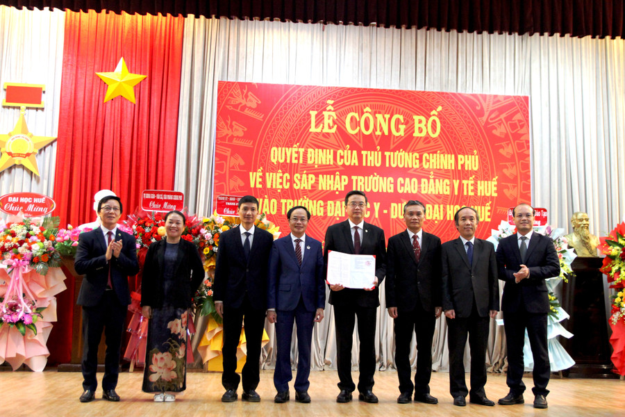 Công bố Quyết định của Thủ tướng Chính phủ về việc sáp nhập Trường Cao đẳng Y tế Huế vào Trường Đại học Y - Dược, Đại học Huế.