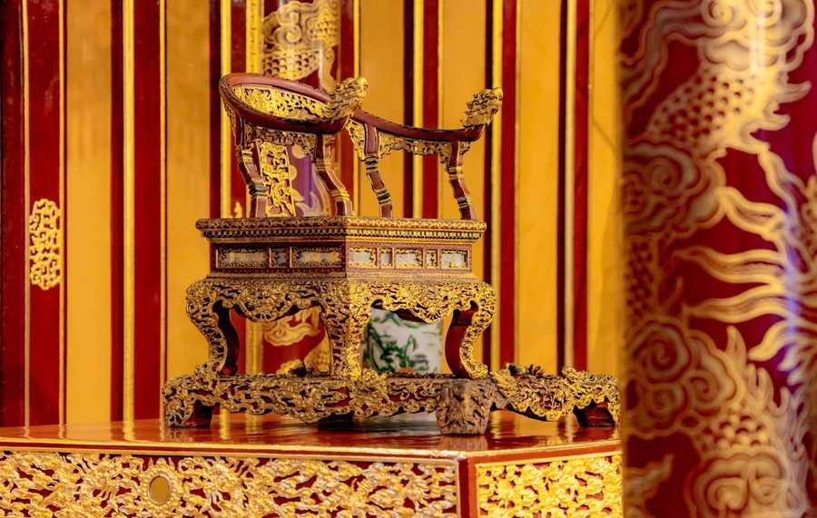 Ngai vua triều Nguyễn tại Điện Thái Hòa từng bị hư hỏng một số bộ phận vào thời điểm năm 2015. image.jpg