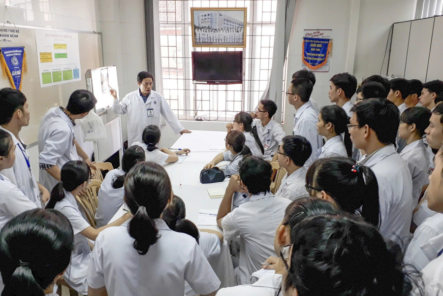 Training of practical doctors at the University of Medicine and Pharmacy, Hue University. z7043867294247-ae1bc21257a2a4e41bc635e61779cb45.jpg