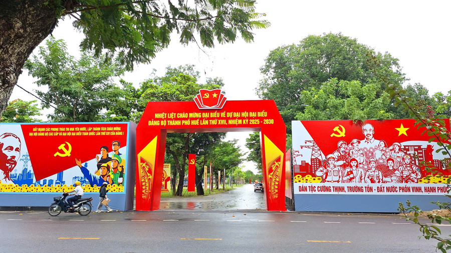 Phía ngoài Nhà hát Sông Hương, nơi sẽ diễn ra Đại hội Đảng bộ TP Huế lần thứ XVII, nhiệm kỳ 2025 – 2030 từ ngày 2-4/10 tới. z7045281607196-2fd959b764592cde9f51963b2f4f761c.jpg