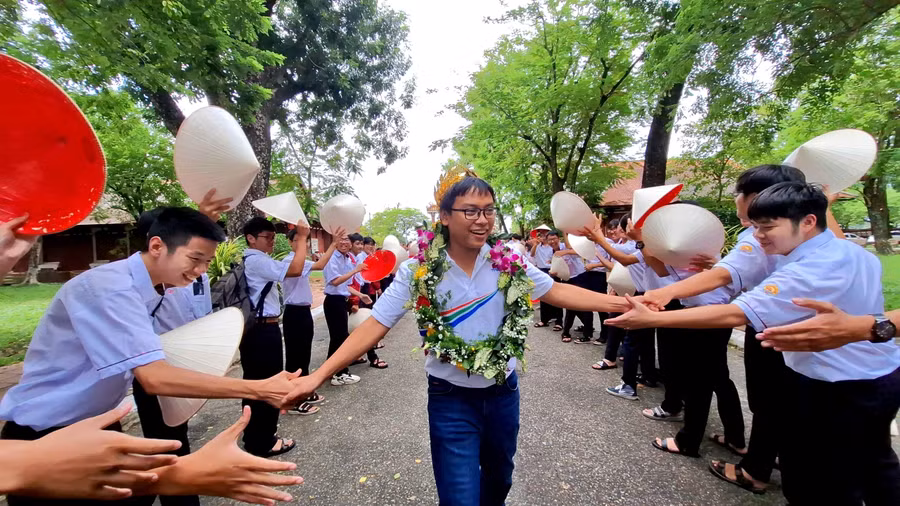 Quán quân Olympia 2024 - Võ Quang Phú Đức được nhà trường và các bạn bè học sinh đón tiếp nồng nhiệt vào chiều 14/10. (Ảnh:Đại Dương)