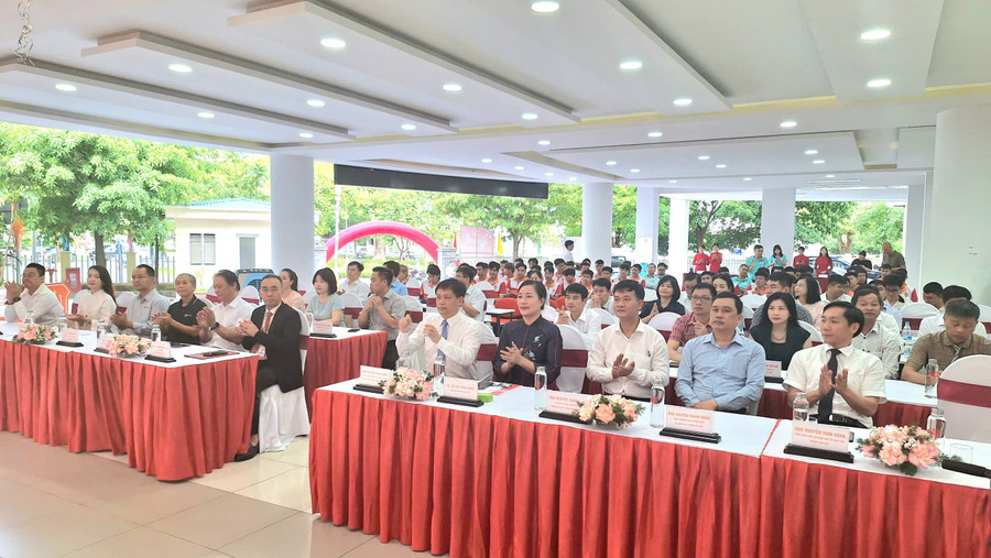 Các đại biểu tại lễ ra mắt 2 chương trình đào tạo mới tại Đại học Huế. (Ảnh: Đại Dương) z6796025317680-7cb54dcee28448ce0d9d0dad514186de.jpg