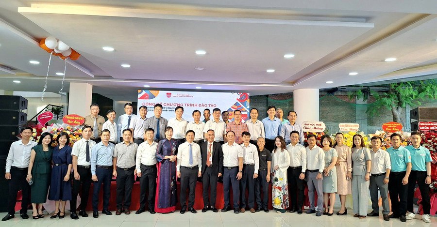 Các đại biểu, khách mời chụp ảnh lưu niệm cuối buổi lễ công bố 2 chương trình đào tạo “Công nghệ thiết kế vi mạch” và “Công nghệ Kỹ thuật Điện, Điện tử”. (Ảnh: Đại Dương) z6796124724427-56bdd677119633125ff91d589cb58bcc.jpg