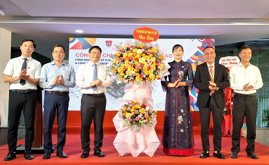 Lãnh đạo UBND TP Huế tặng hoa chúc mừng Đại học Huế. z6796124683601-06345dfa58bde684071dcdd31987613e.jpg