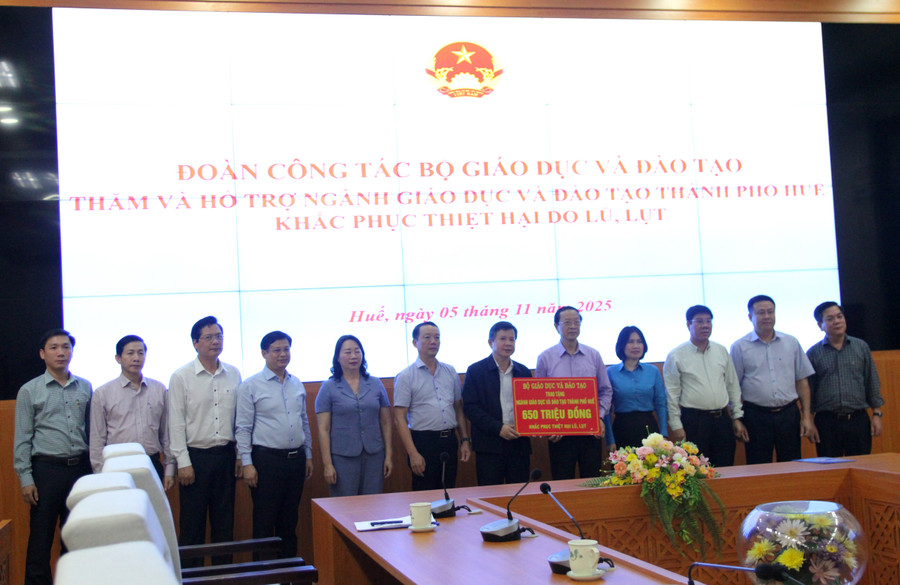 Đoàn công tác của Bộ GD&ĐT tặng quà ngành giáo dục TP Huế khắc phục thiệt hại do lũ lụt.