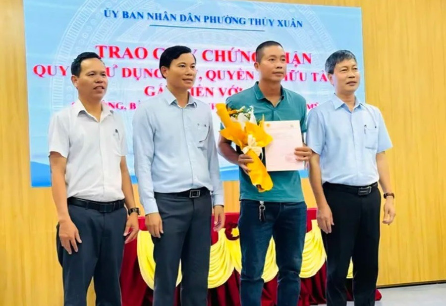 Chính quyền phường Thủy Xuân, TP Huế trao Giấy chứng nhận quyền sử dụng đất đầu tiên đến người dân.