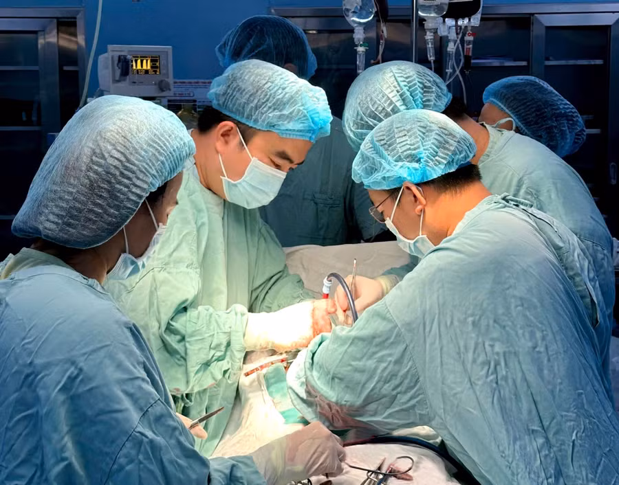Các y bác sĩ Bệnh viện Trung ương Huế phẫu thuật khẩn cấp, cứu sống bệnh nhân bị vỡ tim do tai nạn giao thông. (Ảnh: BVCC)