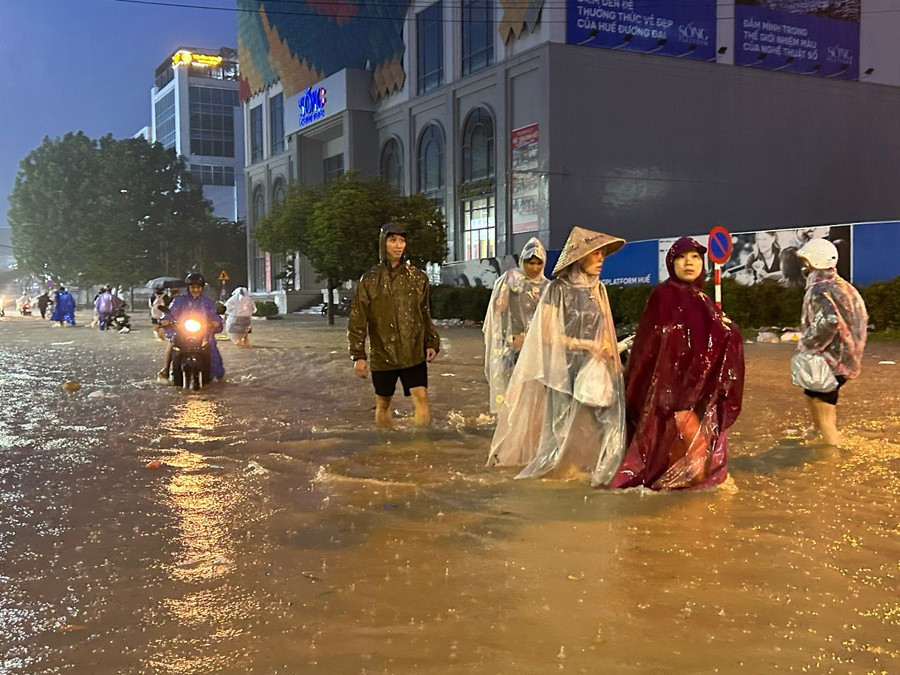 tp-hue-ngap-lut-tro-lai-lan-3-do-mua-lon-thuong-nguon.jpg