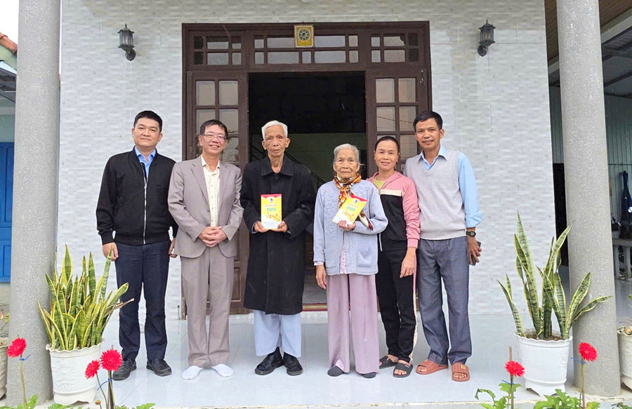 Lãnh đạo Công ty Cổ phần Cấp nước Huế (HueWACO) tặng quà Tết cho tứ thân phụ mẫu trên 80 tuổi của đoàn viên, người lao động.