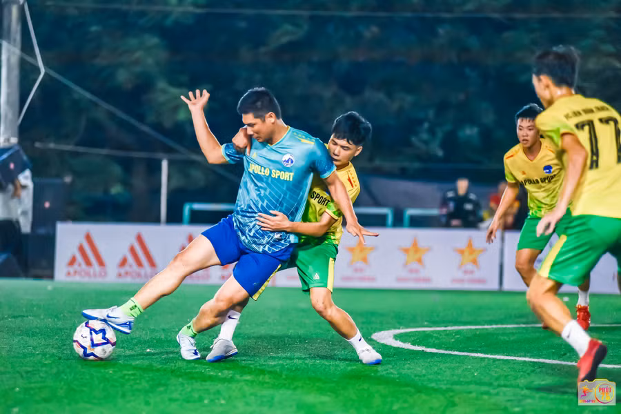 Giải bóng đá đồng hương Hà Tĩnh tại Huế lần II vừa khởi tranh nhằm kiến tạo nguồn học bổng cho sinh viên khó khăn.