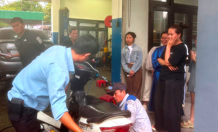 Nhiều người dân đứng bên cạnh, trò chuyện và chia sẻ cùng đội ngũ sửa xe, tạo nên không khí ấm áp, gần gũi. anh-9-1.jpg