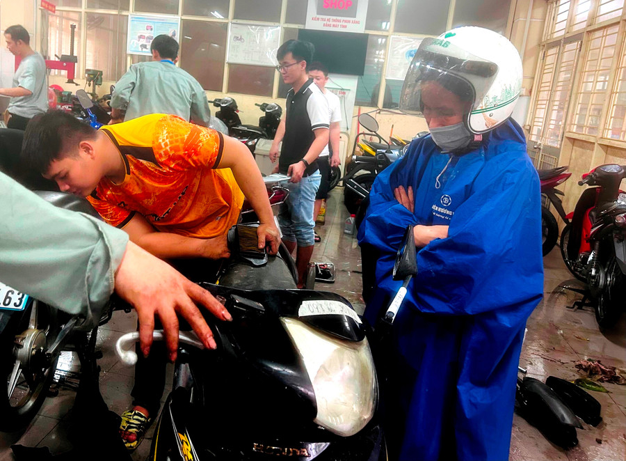Đến xếp hàng sửa xe từ rất sớm, cô Đinh Thị Thiệu (Phường Thuận An) xúc động trước sự nhiệt tình và tận tâm của đội ngũ sửa xe: “Những ngày vừa rồi nước ngập nặng, xe tôi bị chết máy giữa đường. Các tiệm sửa xe đều đông nghẹt, phải chờ rất lâu. May nhờ người quen giới thiệu mới biết có chương trình sửa xe miễn phí này. Tôi mừng lắm! Các em ở đây làm rất nhiệt tình, tận tâm, nhìn các em lấm lem dầu mỡ mà thương. Thật sự xúc động vì giữa lúc khó khăn vẫn có những tấm lòng như vậy”. anh-5-1.jpg