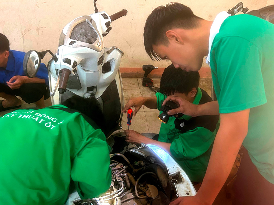 Công tác sửa chữa được tiến hành rất khẩn trương và tập trung. Ước tính, trong buổi sáng 31/10, đã có gần 200 lượt xe mang tới sửa chữa tại đây. Ông Đặng Thế Anh, Bí thư Đoàn Thanh niên Trường Cao đẳng Công nghiệp Huế cho biết: “Trong đợt lũ vừa qua, hầu hết các xã, phường của TP Huế đều ngập sâu, nhiều xe máy của người dân bị hỏng do ngâm nước lâu ngày. Nhận thấy thiệt hại nặng nề đó, Trường đã phối hợp với Thành đoàn Huế và Hội Phản ứng nhanh TP Huế (PUN 75) tổ chức chương trình sửa xe miễn phí, giúp bà con khắc phục khó khăn sau lũ, sớm ổn định cuộc sống”. anh-4-1.jpg