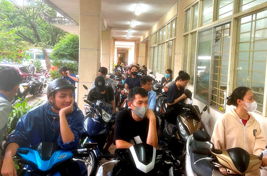 Hàng xe nối dài cần sửa chữa, hầu hết các xe đều bị hư hỏng máy do bị ngâm trong nước lũ trong thời gian dài. anh-2-2.jpg