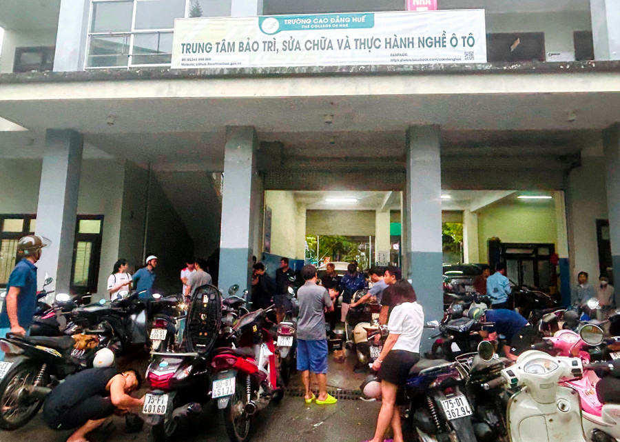 Tại Trường Cao đẳng Huế (đường Điện Biên Phủ, TP Huế), chương trình sửa xe miễn phí cũng diễn ra trong không khí náo nhiệt, thu hút đông người dân tham gia. anh-7-1.jpg