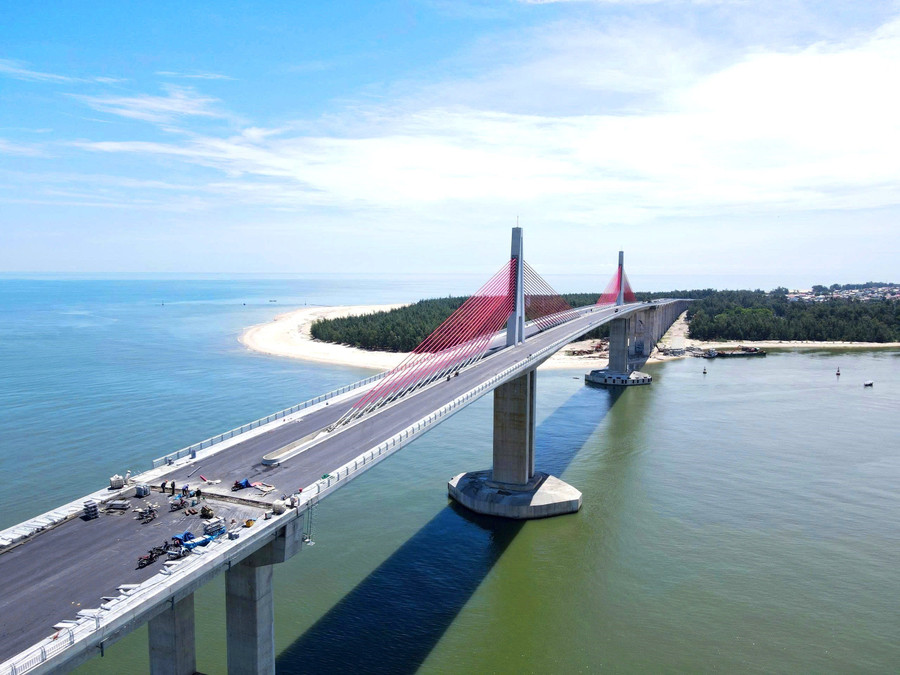 Cầu vượt cửa biển Thuận An, một trong những công trình trọng điểm của TP Huế mang lại kết nối các vùng và thúc đẩy kinh tế phát triển, sẽ hoàn thành vào cuối năm 2025. z6976059160598-802c8ea8fced5881ba659a12d3ec3b80.jpg