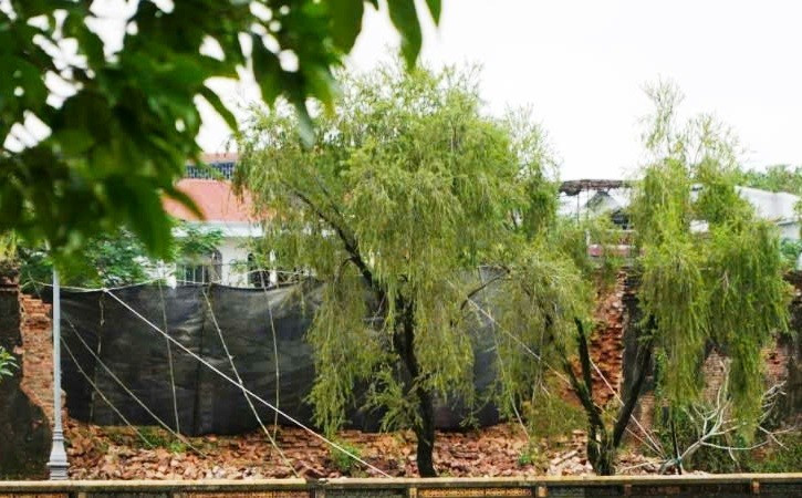 Bức tường Hoàng thành Huế - vòng thành thứ 2 trong Kinh thành Huế bị đổ sập một đoạn gần 15m.