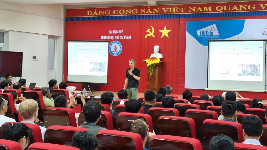 Giáo sư Robert Seiringer, Viện Khoa học và Công nghệ Áo có bài giảng đại chúng về Toán học nâng cao cho học sinh, sinh viên tại Huế chiều 8/8. (Ảnh: Đại Dương)