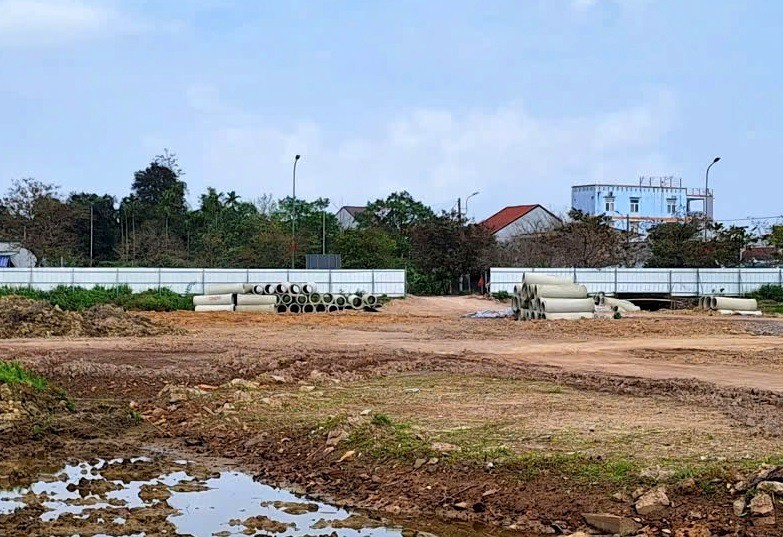 Dự án khu dân cư Tứ Hạ - Hương Văn (tên thương mại Regal Capital) tại TP Huế vừa bị dừng hoạt động thi công xây dựng.