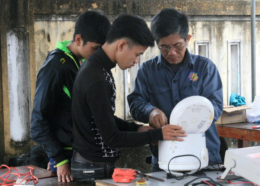 Thầy Phạm Bá Dũng trong hoạt động cộng đồng giúp đỡ người dân năm 2018 ở ngoại tỉnh, vừa sửa chữa đồ điện tử, vừa truyền nghề, vừa truyền thụ đạo đức cho sinh viên.