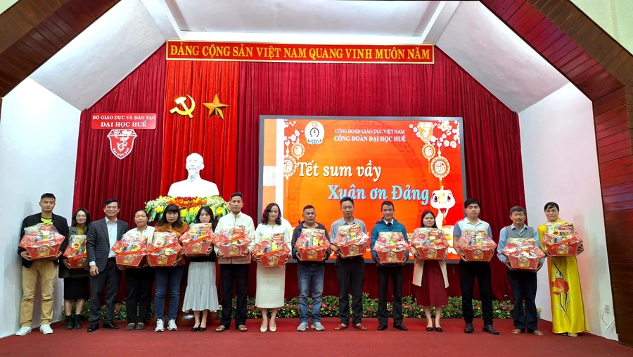 Công đoàn Đại học Huế trao quà Tết đến các đoàn viên, viên chức, người lao động khó khăn. (Ảnh: Đại Dương)