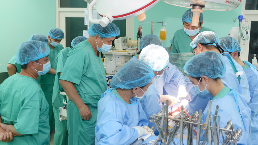 Các y bác sĩ nhiều chuyên khoa của Bệnh viện Trung ương Huế tiến hành ca ghép gan. 4.jpg