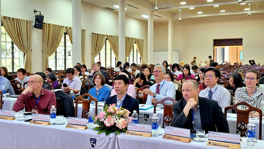 Các nhà khoa học trong nước và quốc tế tham dự Hội thảo “Vùng duyên hải từ góc nhìn so sánh lịch sử và quốc tế: Những vấn đề truyền thông, kỹ thuật và chính sách”. (Ảnh: Đại Dương)